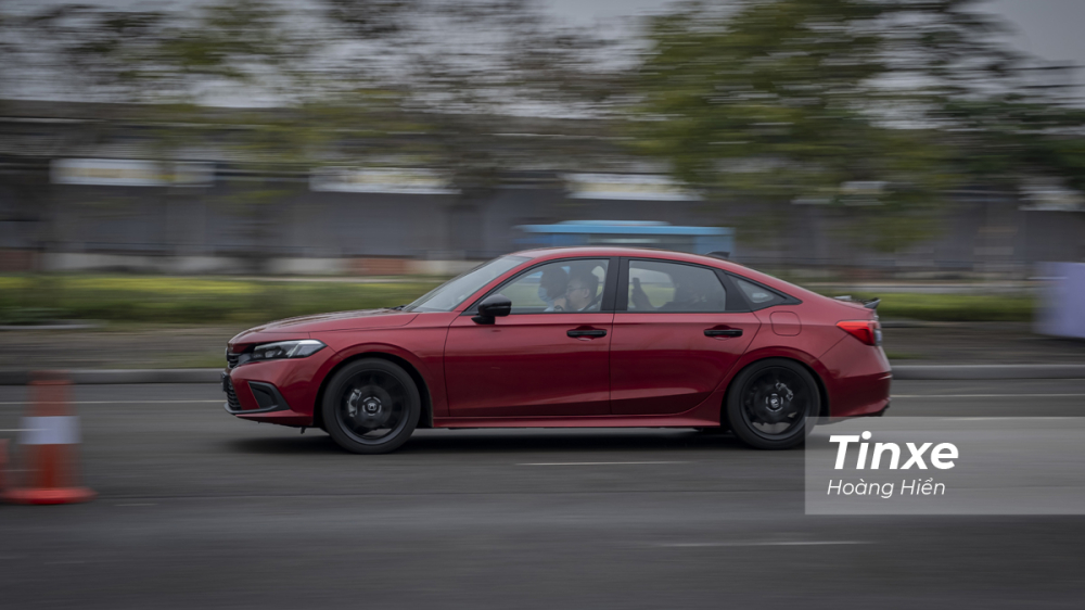 Trải nghiệm l&aacute;i của Honda Civic 2022 vẫn vẹn nguy&ecirc;n sự th&uacute; vị với sự ổn định th&acirc;n xe, v&ocirc;-lăng nhạy v&agrave; hộp số hoạt động th&ocirc;ng minh.