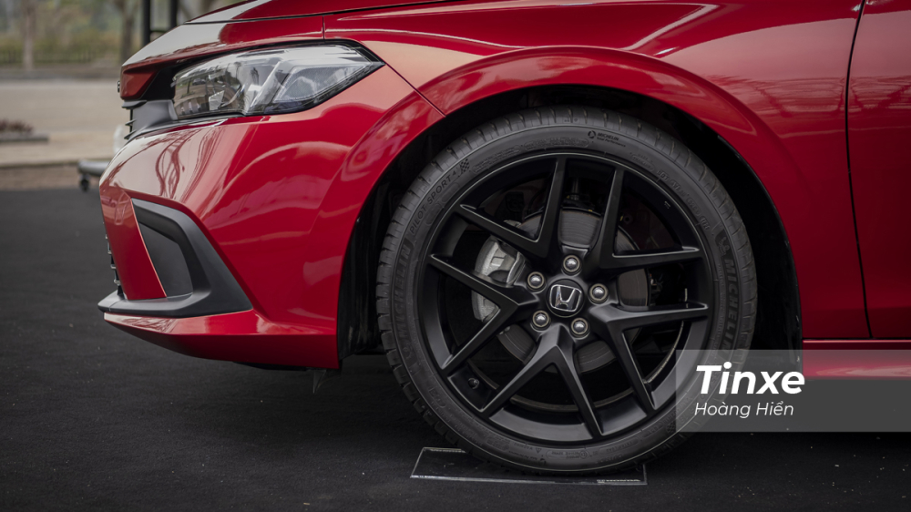 Honda Civic 2022 được trang bị 3 k&iacute;ch cỡ v&agrave;nh lazang từ 16-17-18 inch. Tr&ecirc;n phi&ecirc;n bản RS, xe sẽ được trang bị v&agrave;nh hợp kim 5 chấu k&eacute;p 18 inch c&ugrave;ng lốp Michelin Pilot Sport 4.