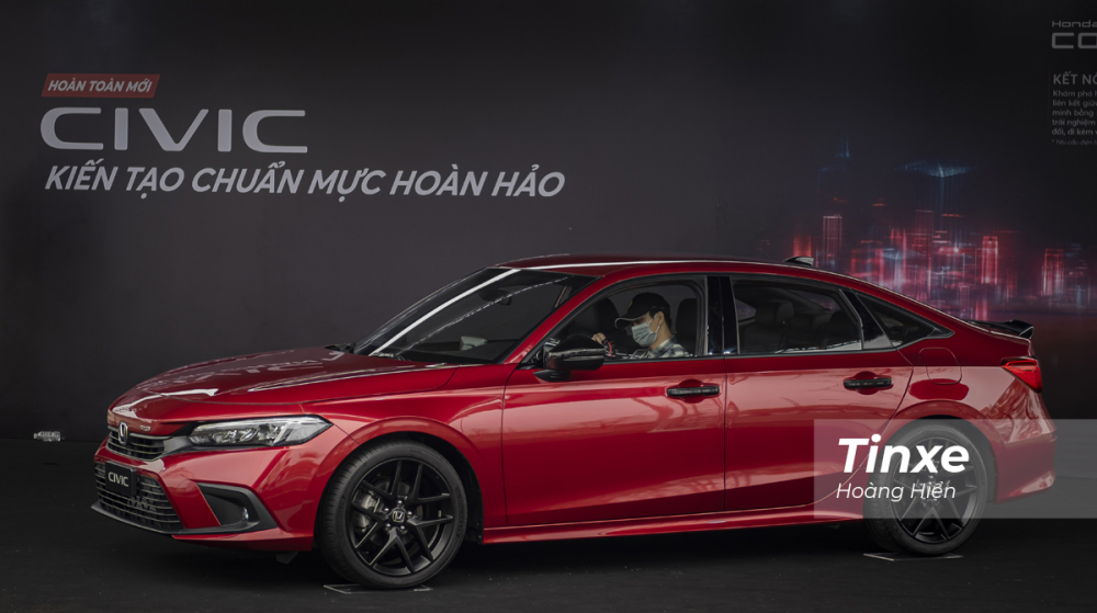 Về mặt k&iacute;ch thước, Honda Civic 2022 d&agrave;i hơn 30mm, rộng hơn 3mm, thấp hơn 1mm so với thế hệ trước đ&acirc;y. Tuy nhi&ecirc;n, chiều d&agrave;i cơ sở của xe lại k&eacute;o d&agrave;i th&ecirc;m 35mm v&agrave; đạt mức 2.735mm.