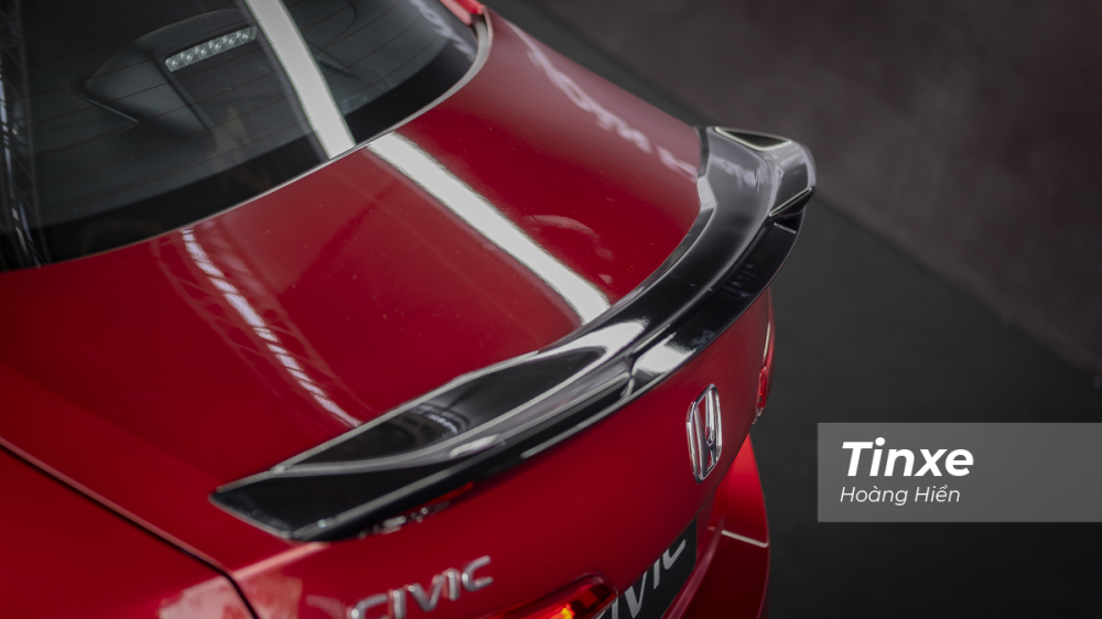 Đu&ocirc;i gi&oacute; tr&ecirc;n Honda Civic 2022 vẫn chủ yếu mang t&iacute;nh trang tr&iacute;, tạo cảm gi&aacute;c thể thao cho mẫu xe n&agrave;y.