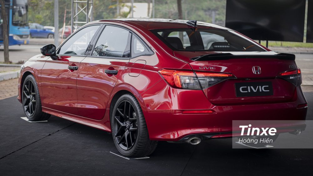 Honda Civic 2022 khi nh&igrave;n từ ph&iacute;a sau cũng kh&aacute;c biệt ho&agrave;n to&agrave;n so với thế hệ trước đ&acirc;y.