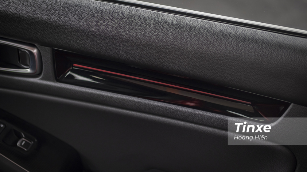 Đ&egrave;n LED nội thất cũng l&agrave; một điểm mới tr&ecirc;n Honda Civic 2022. Tuy nhi&ecirc;n rất &iacute;t v&agrave; chỉ mang t&iacute;nh điểm xuyết.