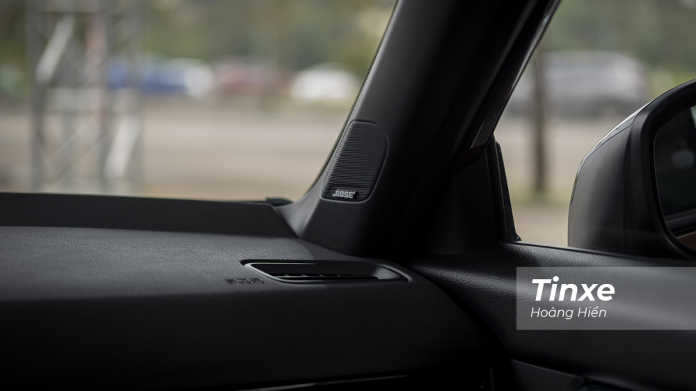 Tr&ecirc;n Honda Civic RS 2022, người l&aacute;i xe c&ograve;n được tận hưởng d&agrave;n &acirc;m thanh cao cấp BOSE với 12 loa.