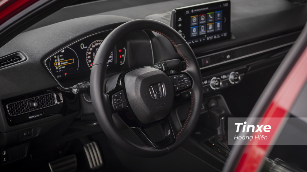 V&ocirc;-lăng tr&ecirc;n Honda Civic 2022 vẫn l&agrave; loại 3 chấu thể thao nhưng c&oacute; thiết kế vu&ocirc;ng vắn v&agrave; t&iacute;ch hợp th&ecirc;m nhiều n&uacute;t điều khiển của hệ thống an to&agrave;n chủ động Honda Sensing. Ph&iacute;a sau vẫn c&oacute; lẫy gẩy số v&ocirc;-lăng để hỗ trợ người l&aacute;i.