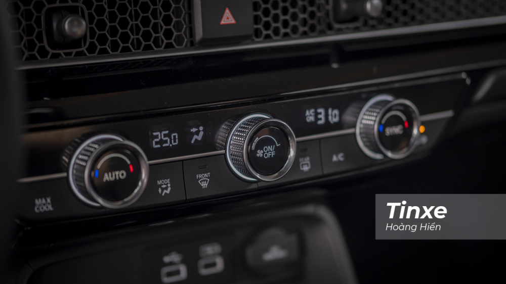 Điểm nổi bật của nội thất Honda Civic 2022 c&oacute; lẽ phải kể đến cụm điều khiển điều ho&agrave; với hoa văn kim cương bắt mắt v&agrave; đ&egrave;n LED viền tinh tế.