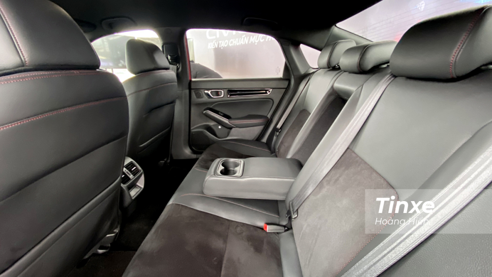 Trong khi h&agrave;ng ghế trước kh&aacute; đẹp v&agrave; tiện nghi th&igrave; h&agrave;ng ghế 2 của Honda Civic 2022 lại chỉ đơn giản với mỗi cửa gi&oacute; điều ho&agrave;. B&ugrave; lại, người ngồi ph&iacute;a sau sẽ c&oacute; kh&ocirc;ng gian để ch&acirc;n thoải m&aacute;i.