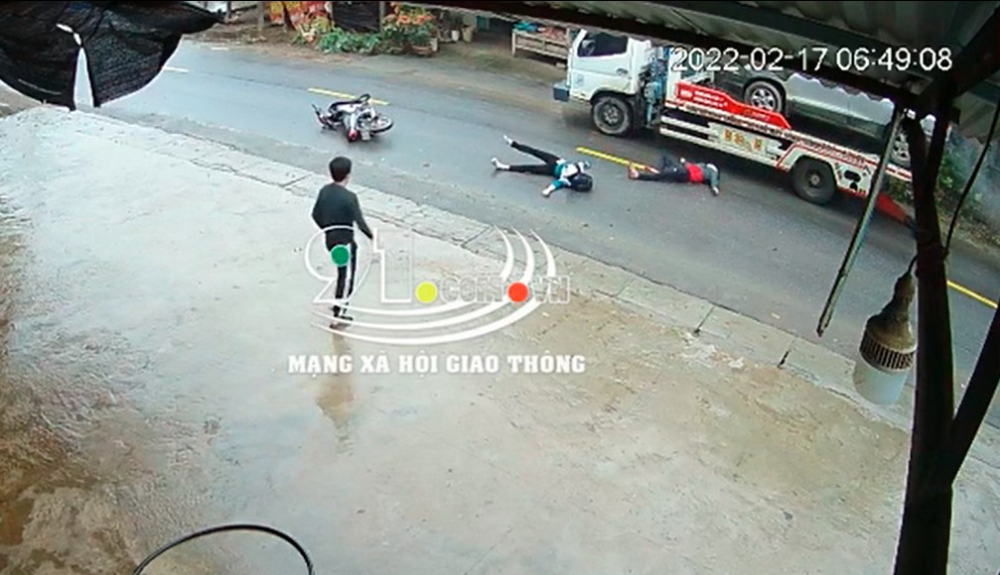 Cả người đàn ông lẫn học sinh đi xe máy đều ngã xuống đường