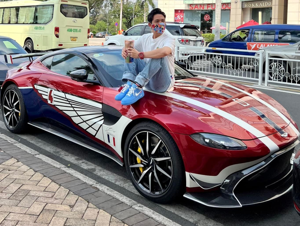 Minh Minh Nhựa mang Aston Martin V8 Vantage xuống phố cuối tuần trước tin đồn đang rao bán