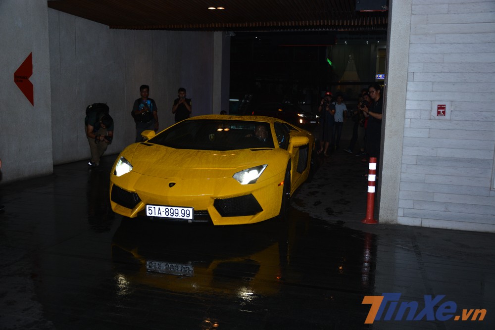 Người mua chính là chủ nhân chiếc xe Lamborghini Aventador LP700-4 biển tứ quý 9