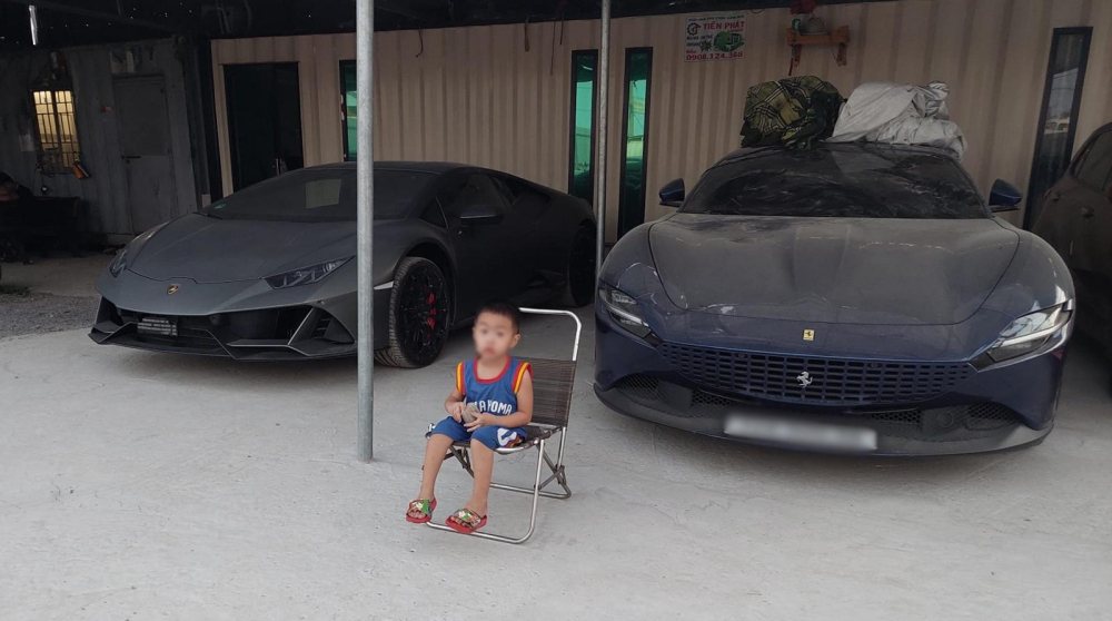 G&oacute;c ảnh n&agrave;y c&oacute; thể thấy si&ecirc;u xe Ferrari Roma b&aacute;m bụi kh&aacute; d&agrave;y đặc