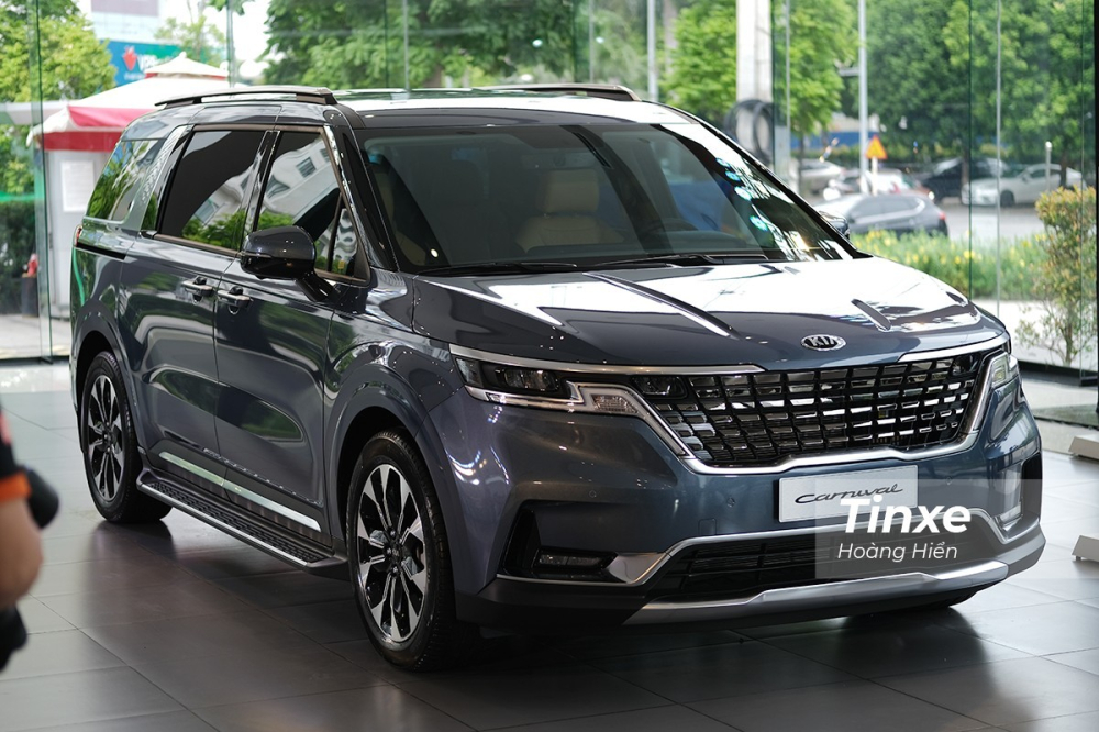 L&uacute;c mới ra mắt, Kia Carnival vẫn sử dụng logo nhận diện thương hiệu cũ nhưng đ&atilde; được đổi sang loại mới v&agrave;o đầu năm 2022.