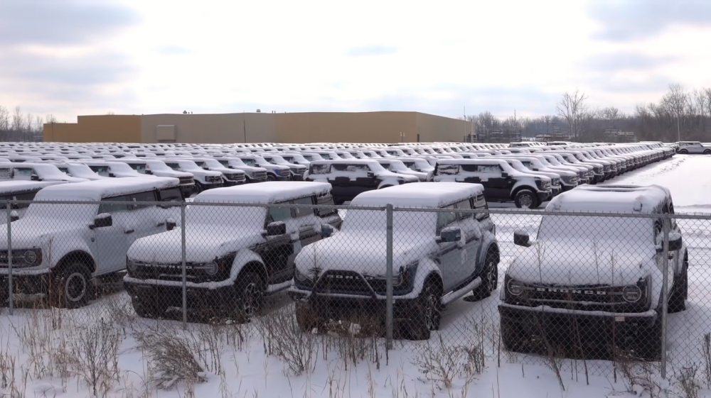 H&agrave;ng ngh&igrave;n chiếc Ford Bronco nằm trong b&atilde;i tại nh&agrave; m&aacute;y ở Michigan