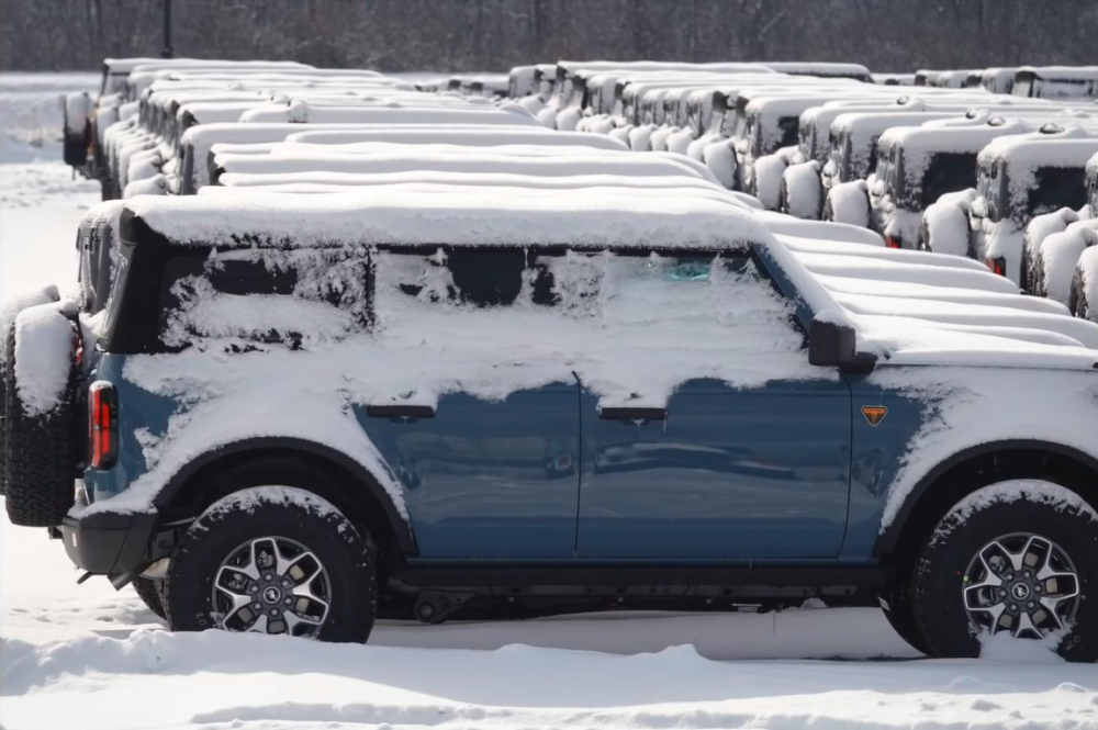 Cửa sổ của những chiếc Ford Bronco đều bị tuyết bao phủ