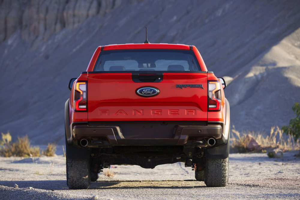 Ford Ranger Raptor 2022 nhìn từ phía sau Ford Ranger Raptor 2022 nhìn từ phía sau