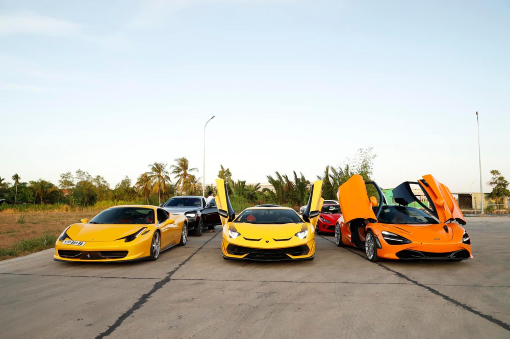 Chiếc xe McLaren 720S màu cam trong dịp du Xuân vừa qua ở miền Tây