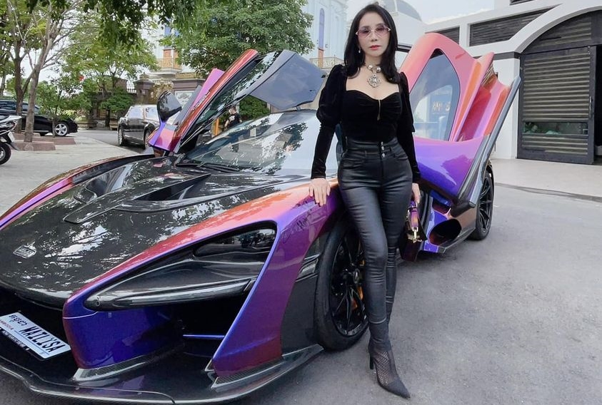 Vợ của Ho&agrave;ng Kim Kh&aacute;nh c&ugrave;ng xe McLaren Senna mang t&ecirc;n m&igrave;nh
