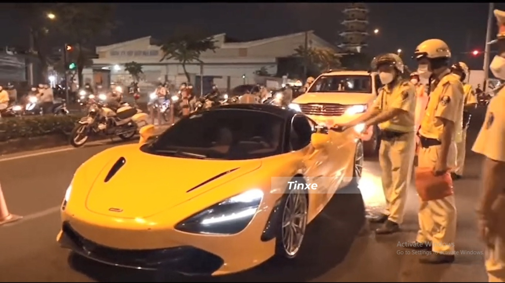 Cô gái lái siêu xe McLaren 720S được yêu cầu dừng xe để kiểm tra nồng độ cồn