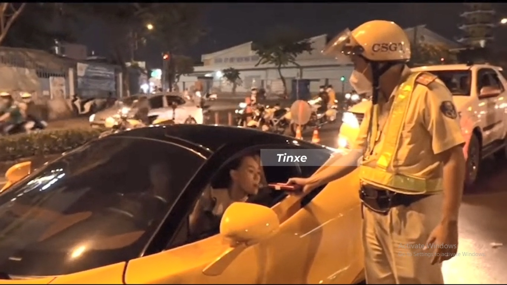 Nữ tài xế nhanh chóng thực hiện việc kiểm tra nồng độ cồn và sau đó cho ra kết quả không vi phạm