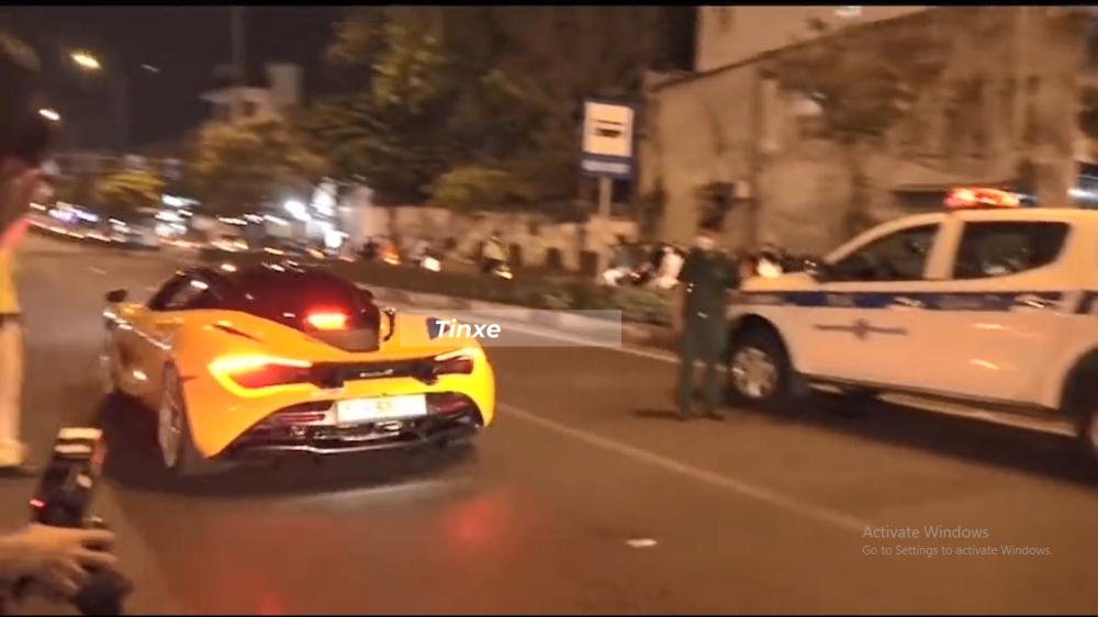 Cô gái sau đó nhanh chóng cho xe McLaren 720S tăng tốc