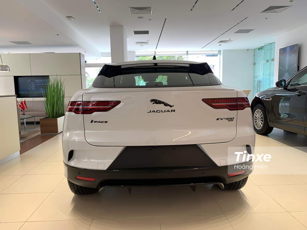 Chiếc xe được trưng bày là Jaguar i-Pace HSE EV400 giống với xe của Đại sứ quán Anh. Chiếc xe được trưng bày là Jaguar i-Pace HSE EV400 giống với xe của Đại sứ quán Anh.
