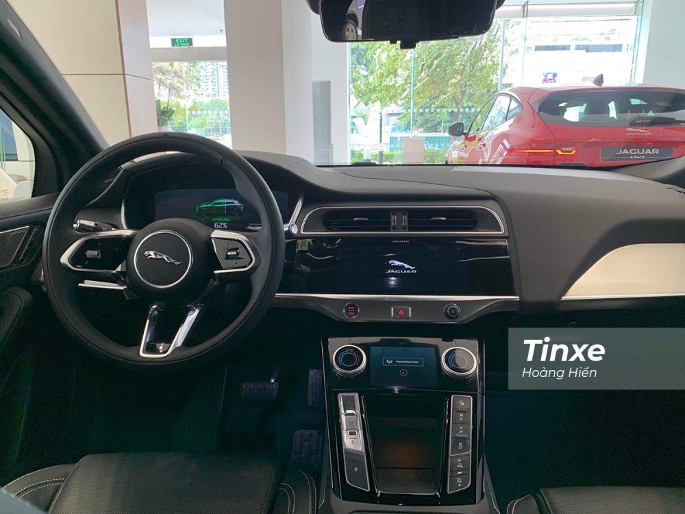 Nội thất của Jaguar i-Pace hiện địa và rất thực dụng. Nội thất của Jaguar i-Pace hiện địa và rất thực dụng.