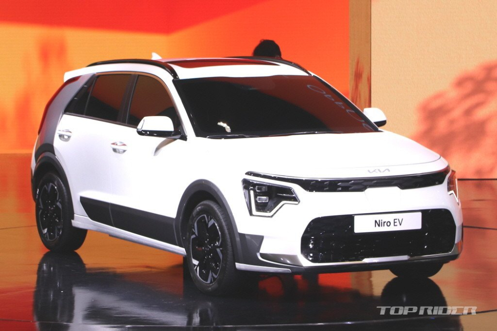 Kia Niro EV 2022 c&oacute; thể chạy gần 500 km sau khi sạc pin