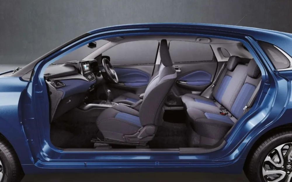 Nội thất 5 chỗ ngồi của Suzuki Baleno 2022 phối 2 m&agrave;u đen v&agrave; xanh đậm