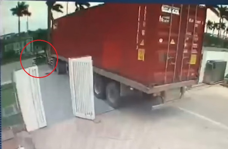 Chiếc xe m&aacute;y do nữ c&ocirc;ng nh&acirc;n điều khiển va chạm với xe container