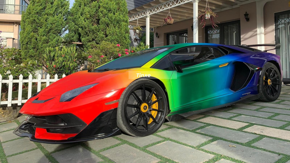 7 sắc cầu vồng tr&ecirc;n si&ecirc;u xe giới hạn Lamborghini Aventador SVJ