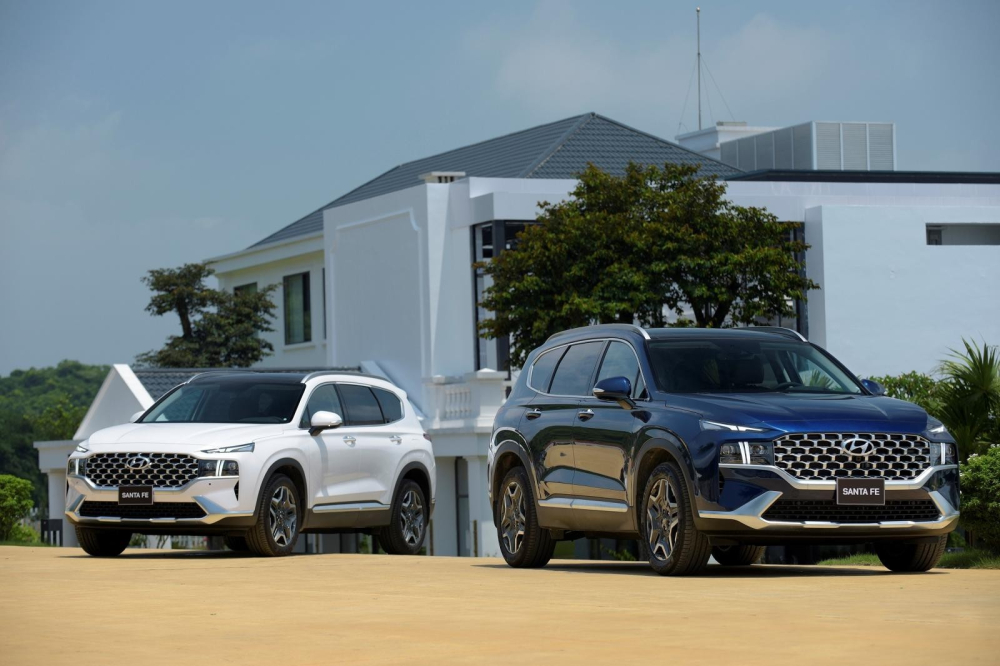 Hyundai Santa Fe vẫn đang thiếu hụt nguồn cung dẫn đến t&igrave;nh trạng ch&ecirc;nh gi&aacute; k&eacute;o d&agrave;i.