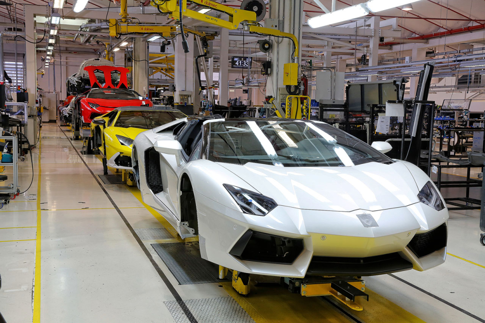 Lamborghini c&oacute; thể phải sản xuất th&ecirc;m si&ecirc;u xe Aventador để b&ugrave; cho những chiếc bị ch&aacute;y tr&ecirc;n biển