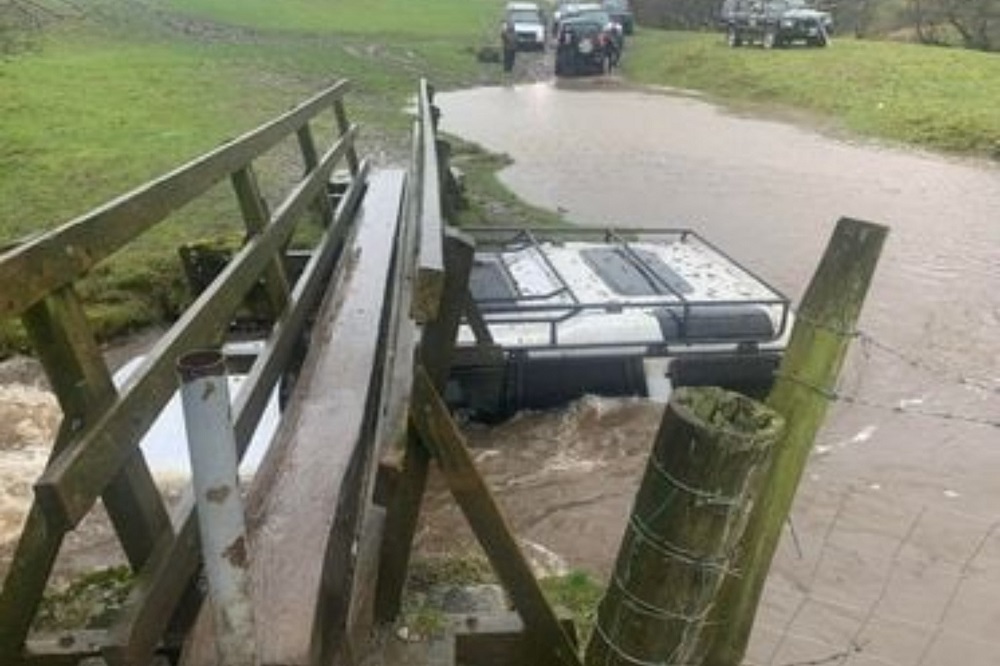 Chiếc Land Rover Defender mắc kẹt dưới cầu