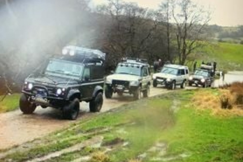 Hội chơi Land Rover Defender mang xe về quê để off-road