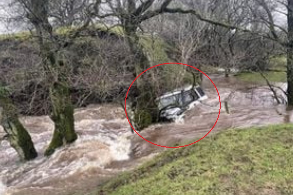 Chiếc Land Rover Defender đã bị nước cuốn trôi