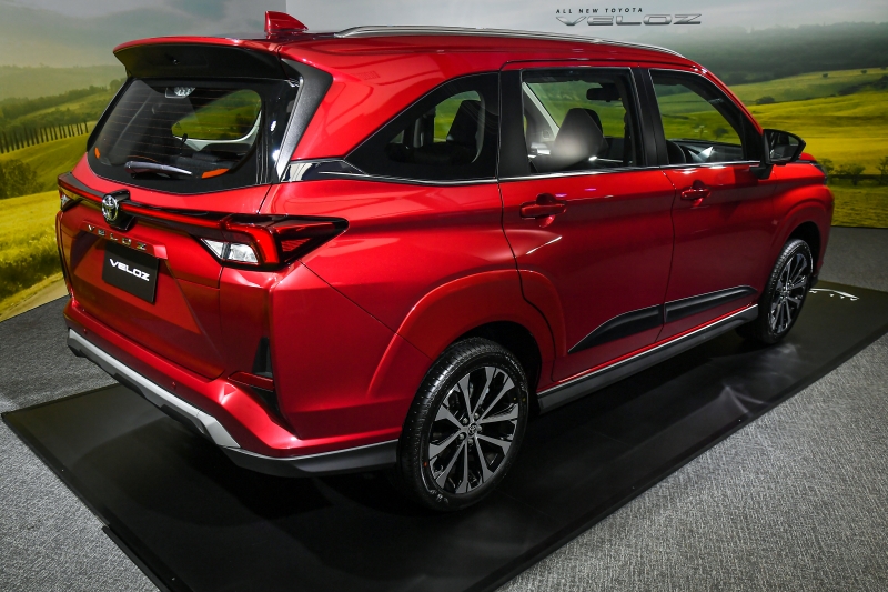 Toyota Veloz 2022 nh&igrave;n từ đằng sau