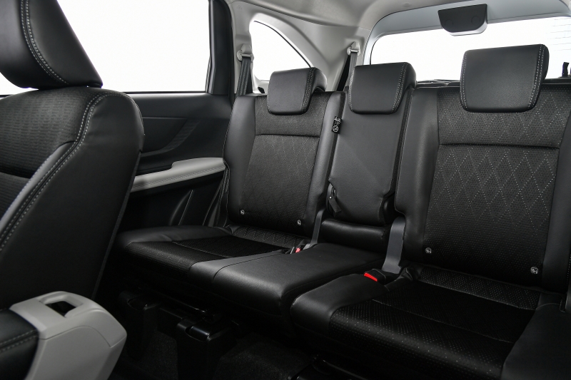 H&agrave;ng ghế thứ hai của Toyota Veloz 2022