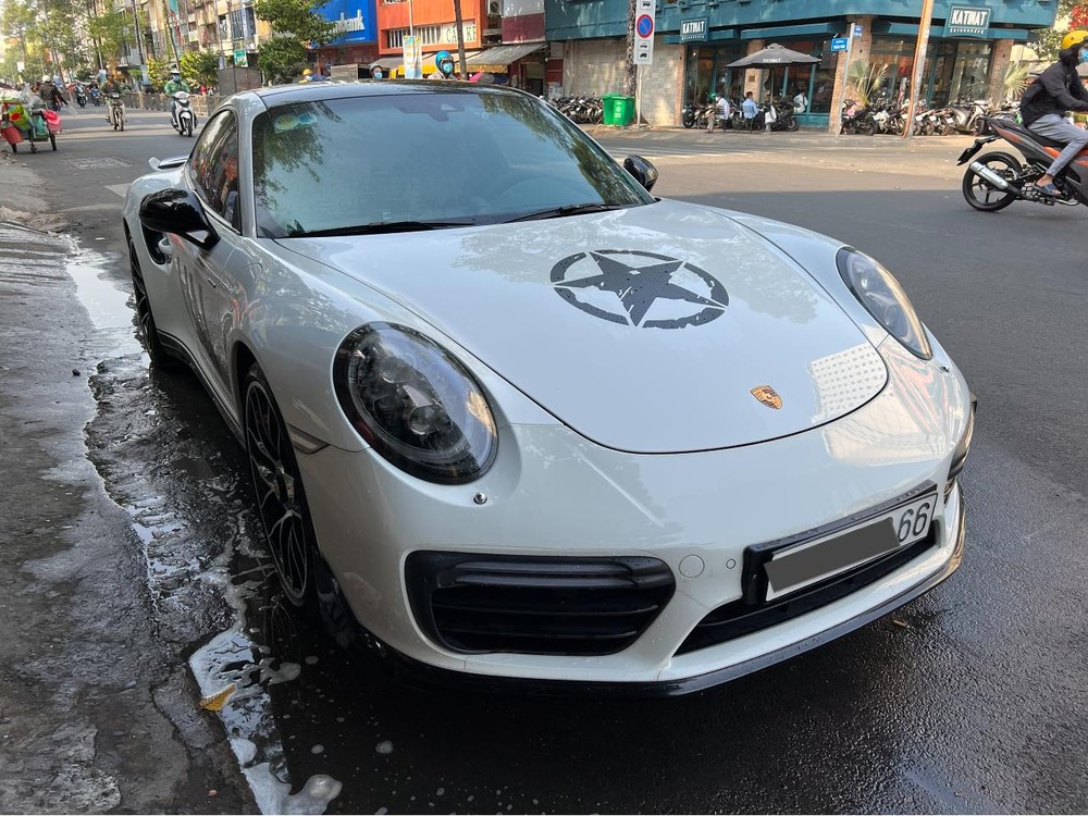 Sau đó là xe thể thao Porsche 911 Turbo S