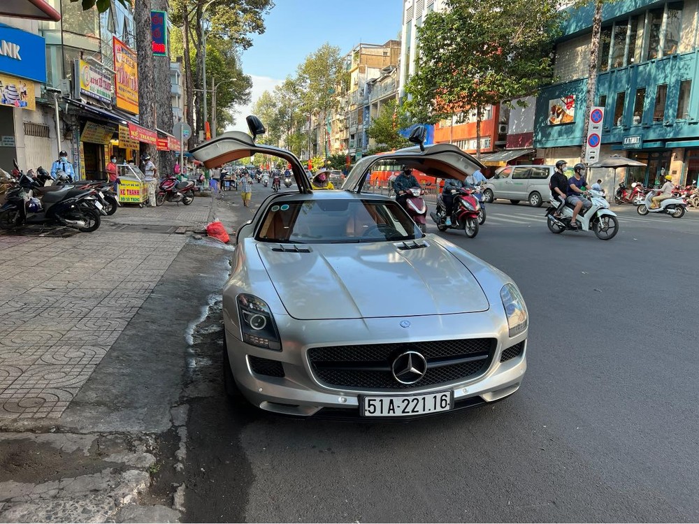 Mercedes-Benz SLS AMG