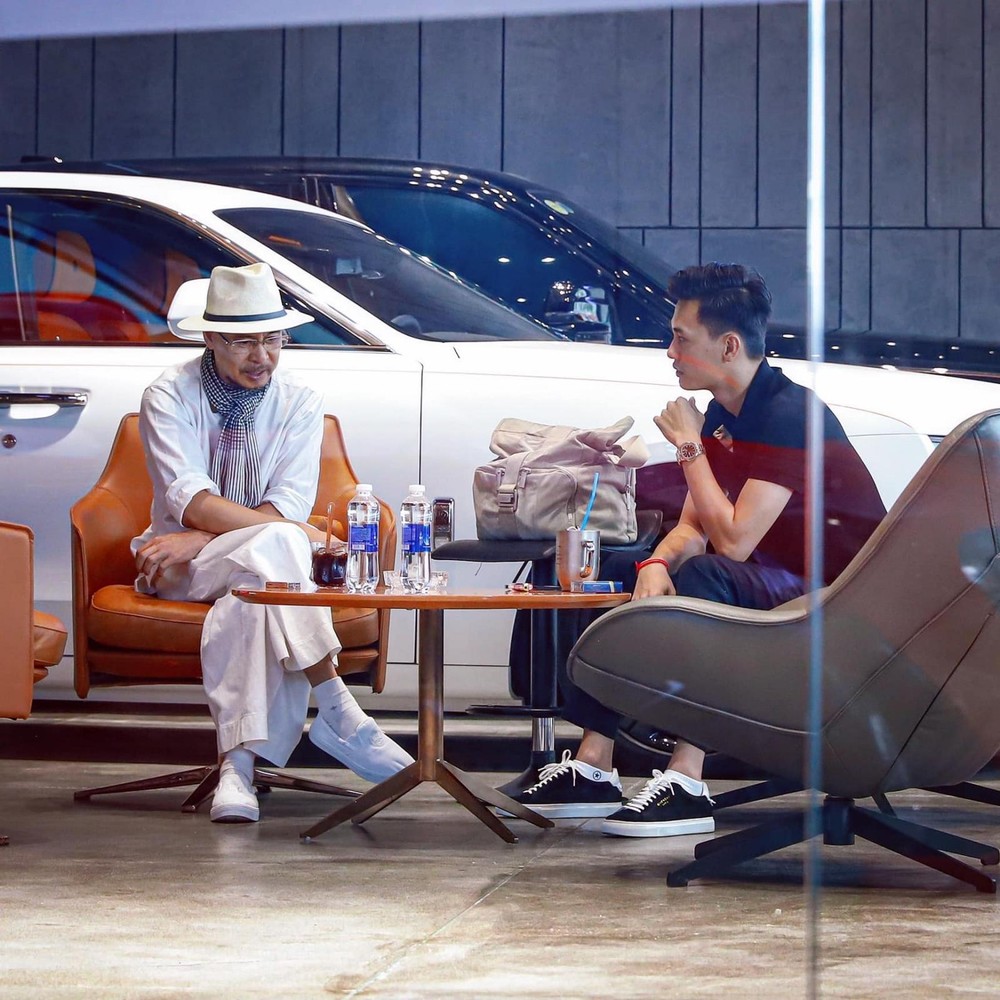 Đặng Lê Nguyên Vũ trong lần ghé thăm showroom siêu xe khủng ở Sài thành gần đây