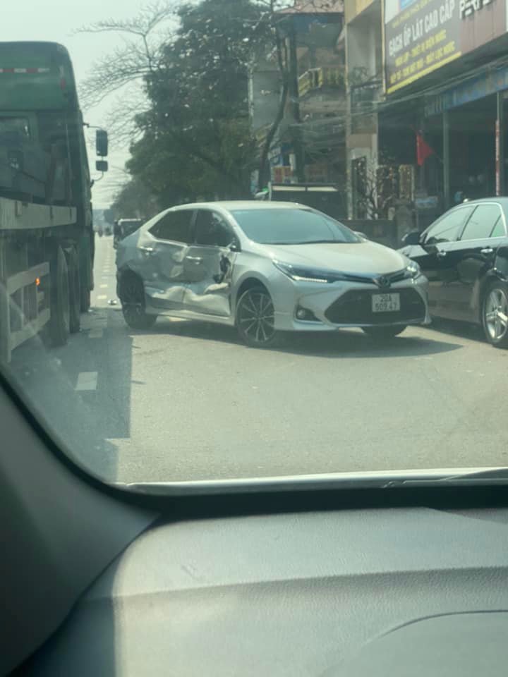 Chiếc ô tô Toyota Corolla Altis bị bẹp dúm sườn bên phải
