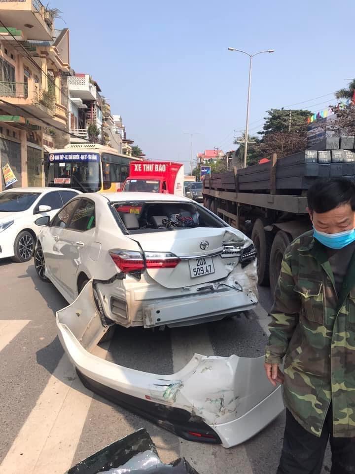 Chiếc Toyota Corolla Altis còn bị biến dạng đuôi xe phía sau