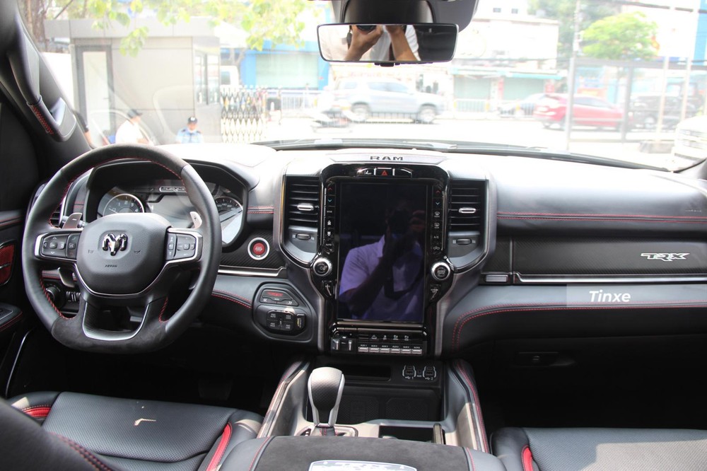 Nội thất b&ecirc;n trong Ram 1500 TRX