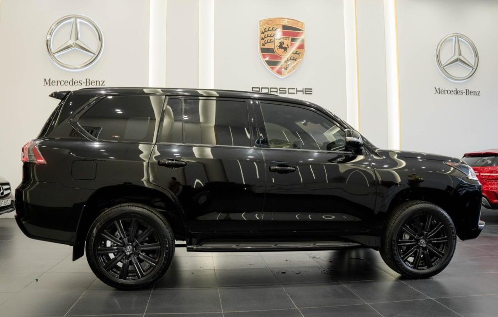 Còn đây là diện mạo bên hông, Lexus LX570 Inspiration Series sở hữu màu đen Onyx Còn đây là diện mạo bên hông, Lexus LX570 Inspiration Series sở hữu màu đen Onyx