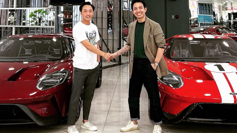 Cường Đ&ocirc;-la c&ugrave;ng Minh Nhựa vui vẻ chụp c&ugrave;ng 1 cặp si&ecirc;u xe Ford GT thế hệ mới