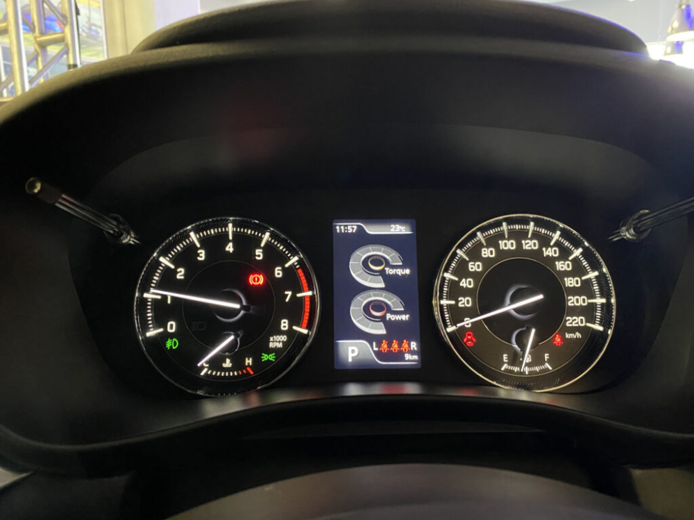 Bảng đồng hồ với màn hình đa thông tin ở giữa của Suzuki Baleno 2022