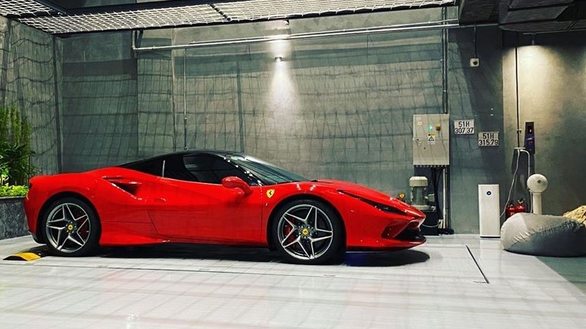 Chiếc siêu xe Ferrari F8 Tributo của Cường Chiếc siêu xe Ferrari F8 Tributo của Cường Đô-la hiện đã được dán lại nóc đen
