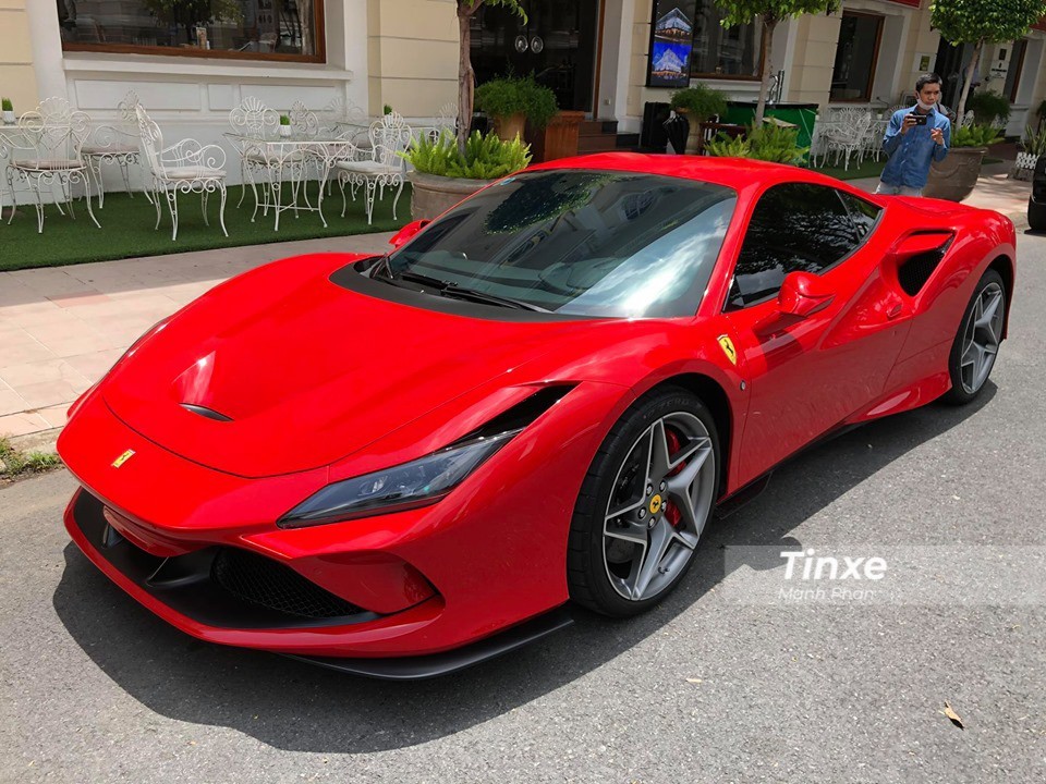 Cận cảnh siêu xe Ferrari F8 Tributo của Cường Cận cảnh siêu xe Ferrari F8 Tributo của Cường Đô-la lúc mới về nước