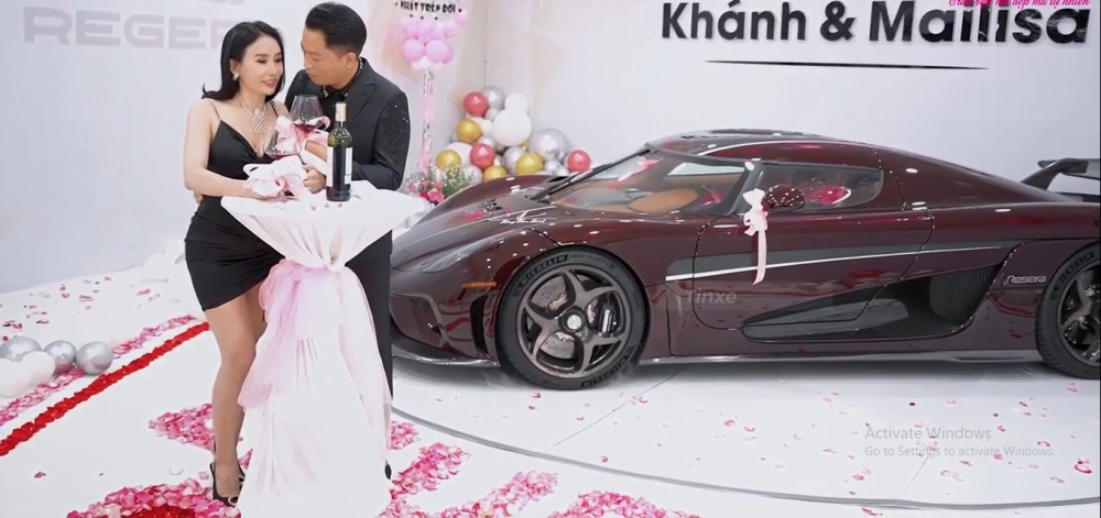 Hoàng Kim Khánh và vợ là 1 trong 80 chủ nhân của xe Koenigsegg Regera trên thế giới