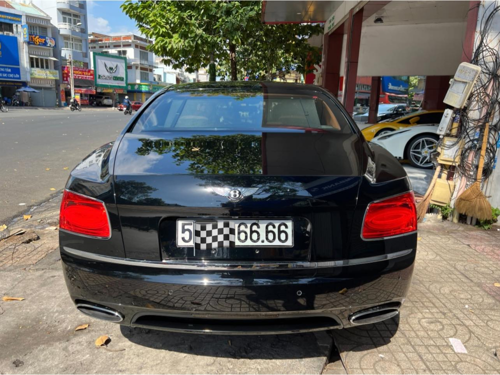 Chiếc Bentley Flying Spur W12 thế hệ thứ 2 này sở hữu biển tứ quý 6