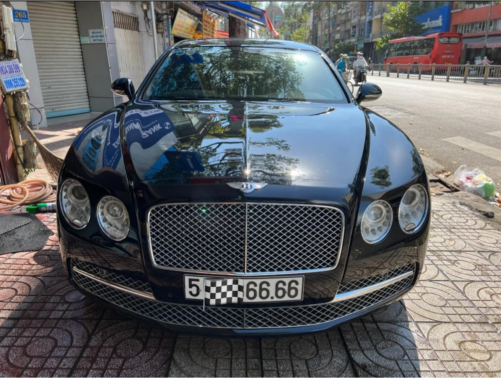 Đây là 1 trong số ít xe Bentley Flying Spur thế hệ thứ 2 mang biển tứ quý